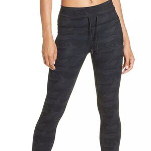 Vuori Daily Legging - Black Camo Large